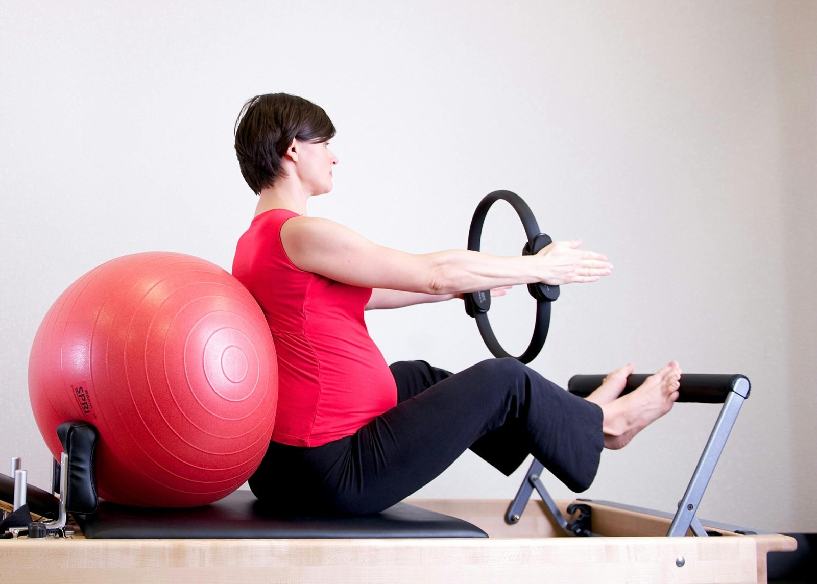 Mujer practicando yoga en una esterilla